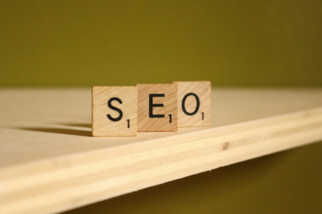 letters die SEO spellen op een plank