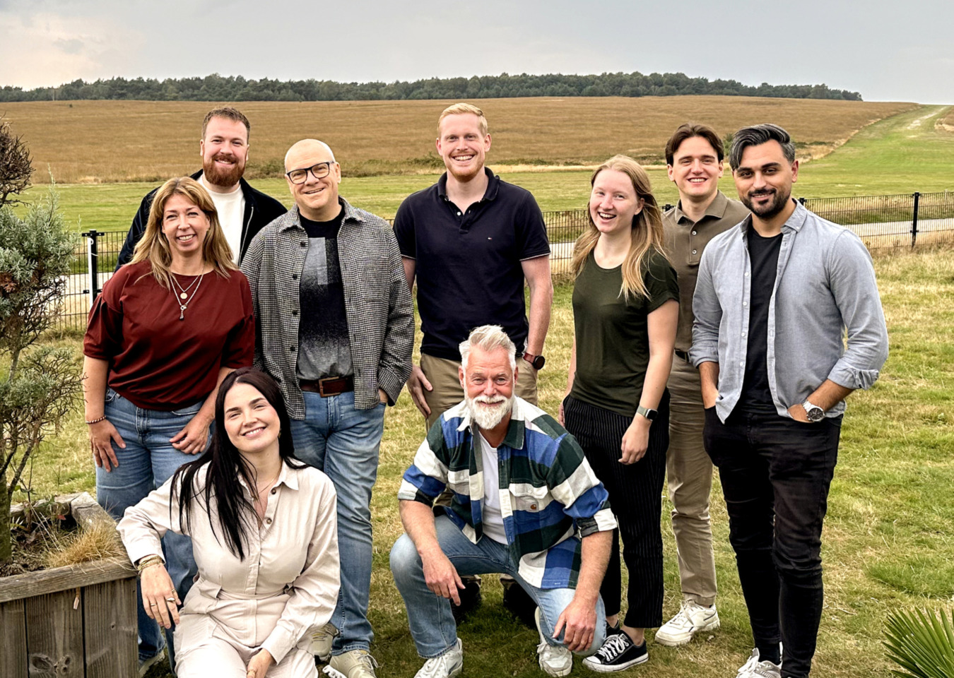 Teamfoto van Arthur & Brent in een veld